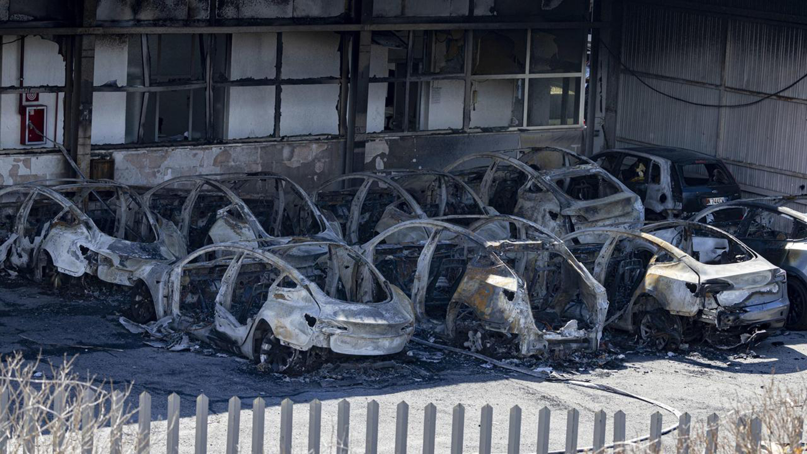 Ρώμη: 17 Tesla κάηκαν σε αντιπροσωπεία